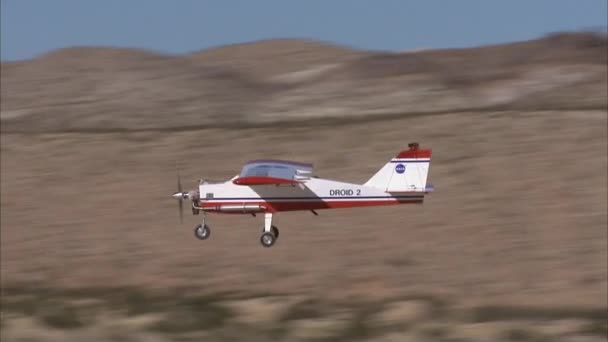 Flugzeug landet in der Wüste — Stockvideo