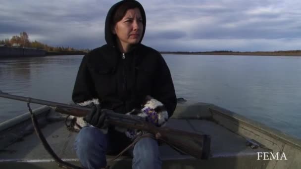 Native American Indian πάει για κυνήγι — Αρχείο Βίντεο