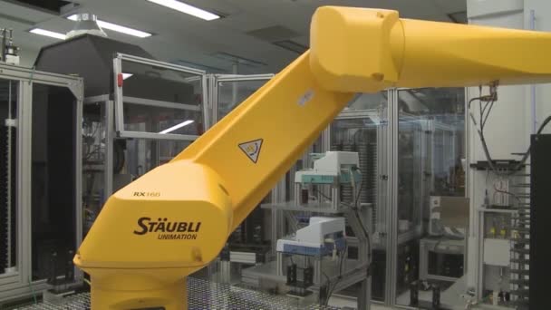 Robots do the work of humans — Stock Video