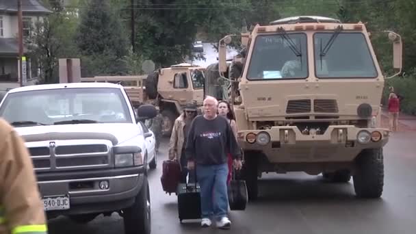 Les personnes échouées sont secourues — Video