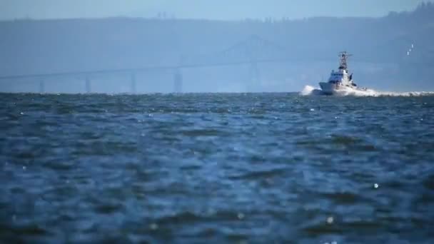 A Guarda Costeira patrulha o rio Columbia — Vídeo de Stock