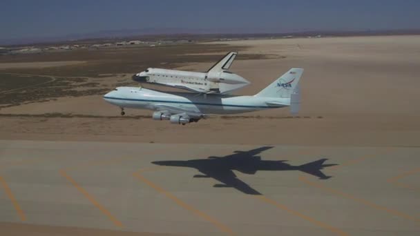 Space Shuttle Enterprise terbang di atas Pacific Coast — Stok Video