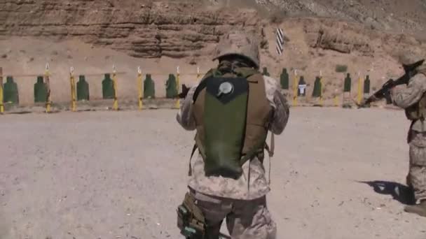 Armeekommandos trainieren mit Gewehren — Stockvideo