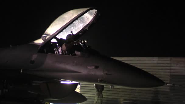 Men prepare their F-16 jet — Stock Video
