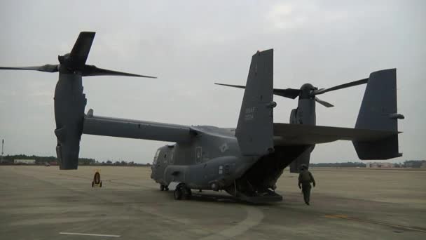 Helicóptero en preparación para el vuelo . — Vídeos de Stock