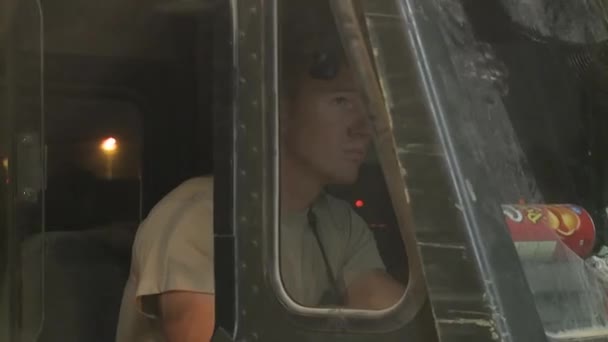 Πολεμική Αεροπορία πλήρωμα προετοιμάζει Globemaster για αποστολή — Αρχείο Βίντεο