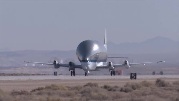 Vliegtuig opstijgt uit Dryden Air Force Base — Stockvideo