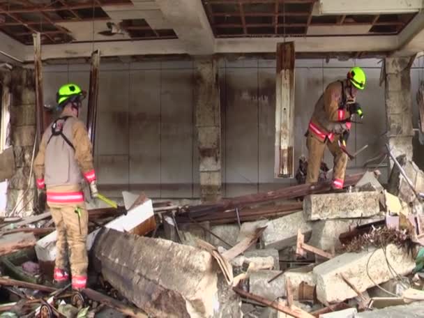 Rescue team jacht voor overlevenden — Stockvideo