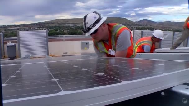 Un equipo de mantenimiento e instalación trabaja — Vídeo de stock