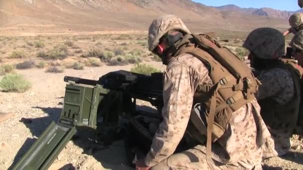 Противотанковые морские пехотинцы обстреливают Мк-19, М240 и М16 в Афганистане . — стоковое видео