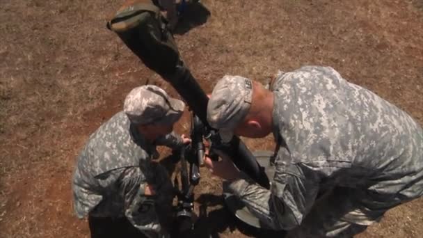 Soldados recebem treinamento de argamassa — Vídeo de Stock