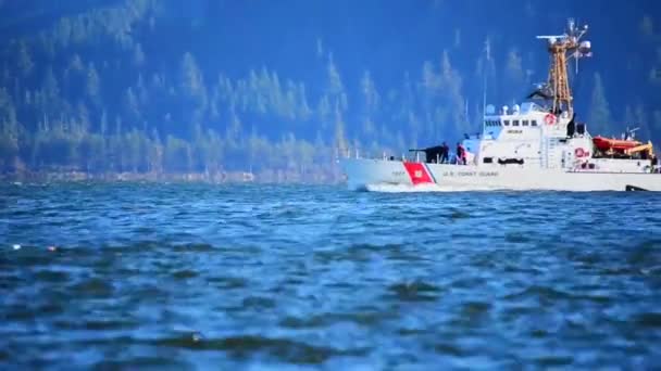 La Guardia Costera patrulla el río Columbia — Vídeo de stock