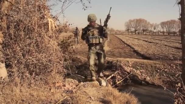 Mariniers patrouille en strijd in de Sangin-vallei — Stockvideo