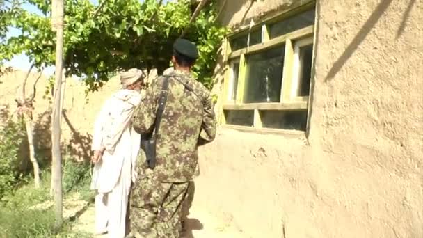 Katonák Afganisztánban őrjárat. — Stock videók