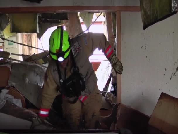 Rescue team jacht voor overlevenden — Stockvideo