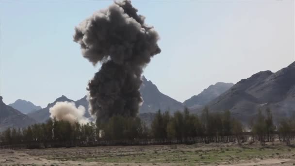 Морские пехотинцы и талибы обмениваются огнём — стоковое видео
