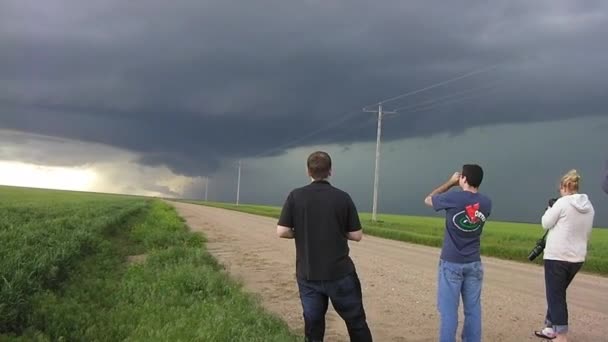 Caçadores de tempestades usam pratos de radar — Vídeo de Stock