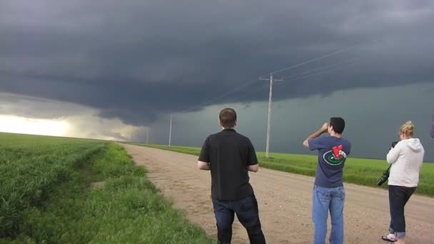 Los cazadores de tormentas usan platos de radar — Vídeo de stock