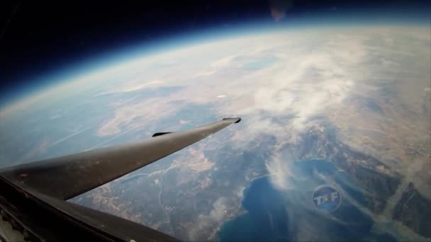 Een weergave van de aarde vanuit een vliegtuig — Stockvideo