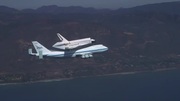 Ônibus espacial Enterprise sobrevoando a costa do Pacífico — Vídeo de Stock