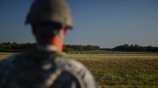 Солдати підготовки в зйомки — стокове відео
