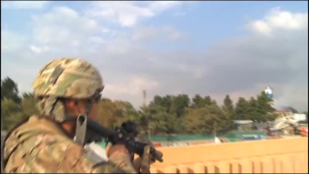 Un ataque a una base del Ejército de los Estados Unidos en Kabul — Vídeos de Stock