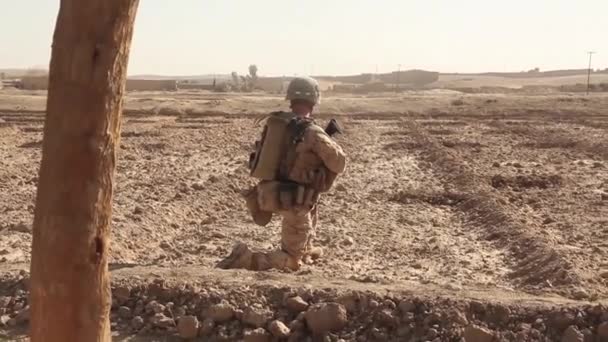 Marines patrullan y luchan en el Valle Sangin — Vídeo de stock