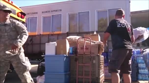 Truppe dell'esercito distribuiscono cibo — Video Stock
