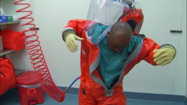 Bilim adamı virüsleri incelemek için biyolojik tehlike takım elbise giymek — Stok video
