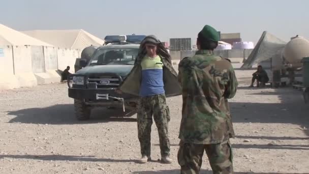 Checkpoint uomo soldato un'auto in Afghanistan . — Video Stock