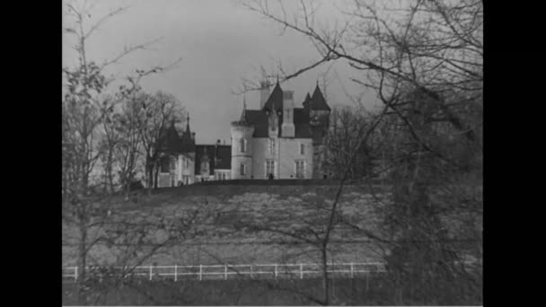 Wallis Simpson verbergt zich in een oud Frans chateau — Stockvideo
