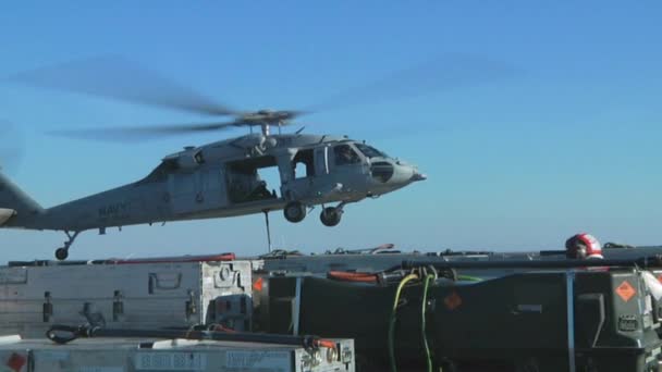 Helicóptero de la Marina levanta objetos de la cubierta — Vídeo de stock