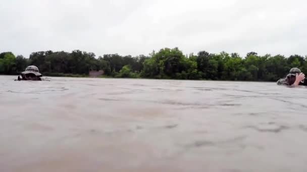 Equipo practica técnicas de infiltración a través del agua — Vídeos de Stock