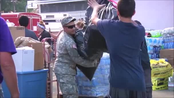 Tropas del ejército distribuyen comida — Vídeo de stock