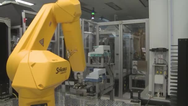 Robots do the work of humans — Stock Video