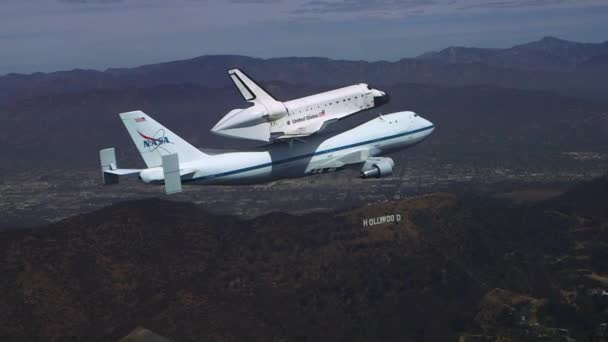 El transbordador espacial Enterprise sobrevuela Los Ángeles — Vídeo de stock