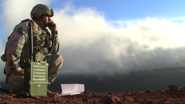 Egy katona használ egy mobil rádió — Stock videók