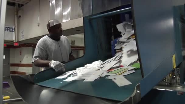 Le courrier et les colis américains sont triés — Video