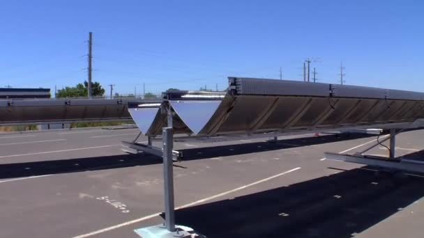 Солнечные батареи генерируют электричество — стоковое видео