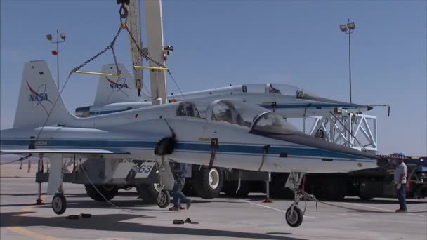 Aviões a jato colocados dentro do avião de transporte — Vídeo de Stock