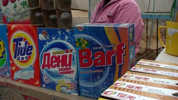 Russische wasmiddel genaamd Barf — Stockvideo