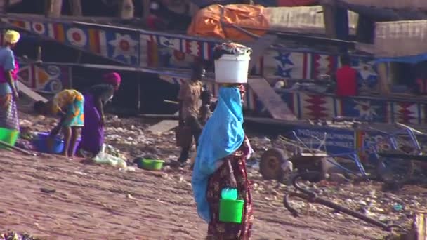 Boten zijn geladen langs de rivier de Niger — Stockvideo