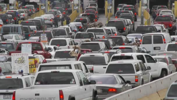 Carros esperam para cruzar de volta nos EUA — Vídeo de Stock