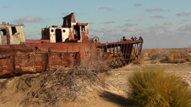 Старый заброшенный корабль в Казахстане — стоковое видео