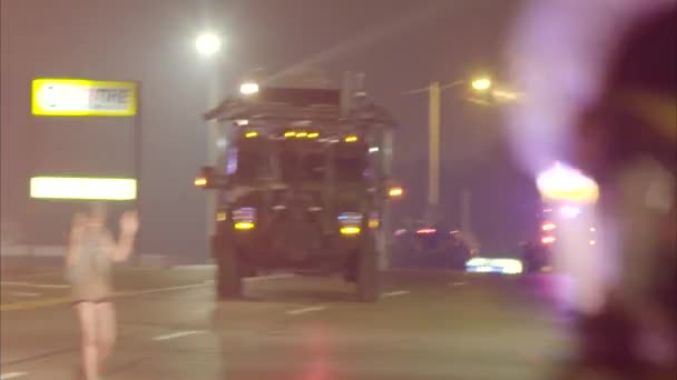 Militaire stijl voertuigen rollen door Ferguson — Stockvideo