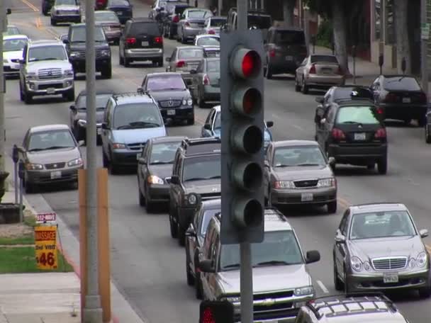 O tráfego congestionado move-se lentamente ao longo de uma rua — Vídeo de Stock