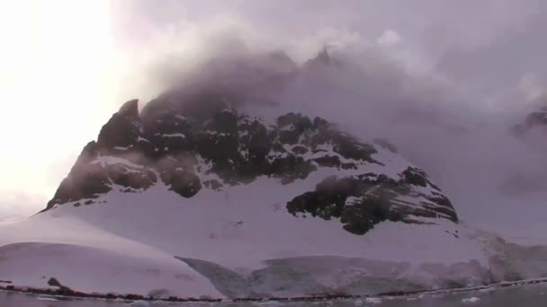 Icebergs flutuam na água de aquecimento — Vídeo de Stock