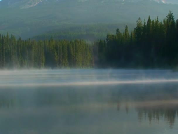 El vapor sube desde el lago Trillium — Vídeos de Stock