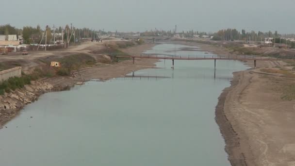 Заброшенный дренажный канал в Туркменистане — стоковое видео