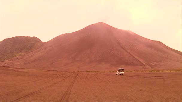 Un veicolo si muove attraverso un paesaggio desertico — Video Stock